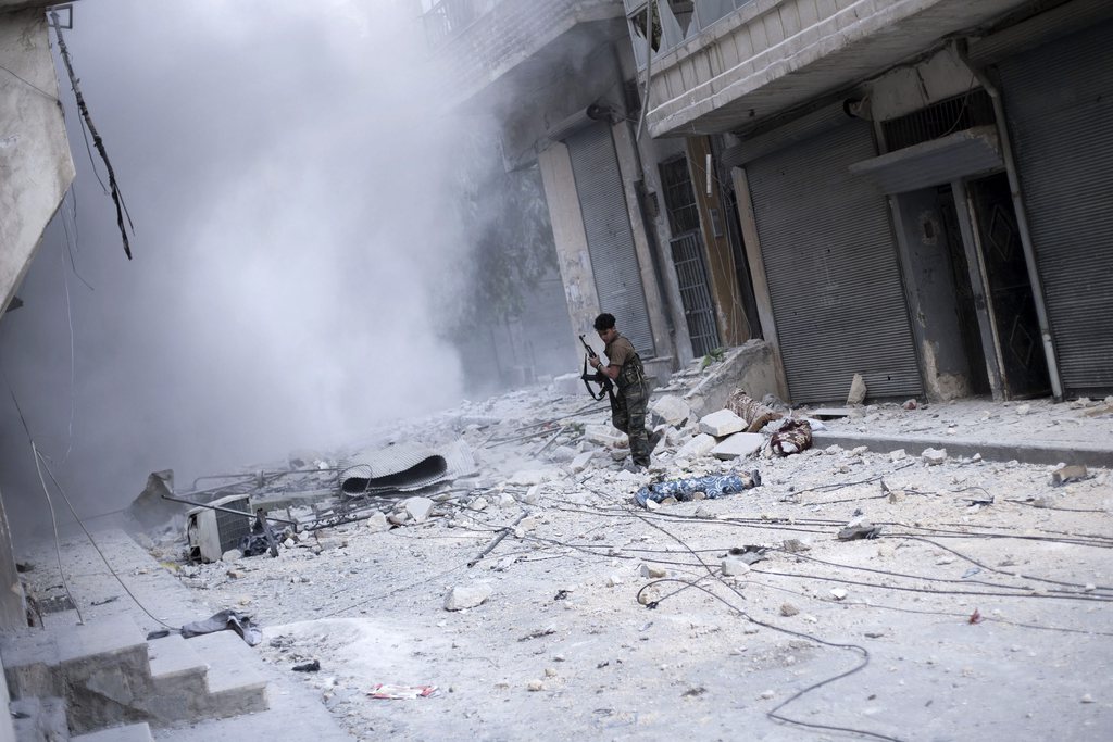 Les rebellent continuent tant bien que mal de résister au pilonnage de la cité d'Alep.