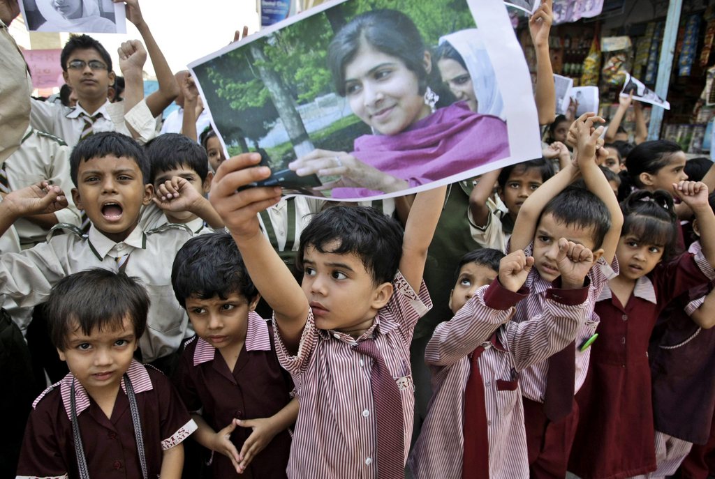 Un jeune Pakistanais brandit une photo de Malala Yusufzai pour dénoncer l'attentat dont elle a été victime.