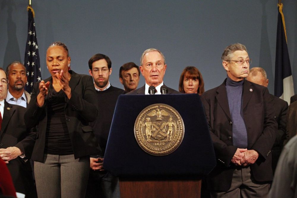 epa03454901 Handout image released by the New York City Mayor's office of Mayor Michael Bloomberg (C) speaking at a press conference to update New Yorkers on the response to Hurricane Sandy, in New York, NY, USA 01 November 2012. Invoking hurricane Sandy and US President Barack Obama work on climate change Bloomberg has announced his endorsement for the incumbent president reelection. The storm was one of the largest in history to hit the US East Coast and has caused power outages for millions of people in the Eastern US and crippled transportation in New York City.  EPA/KRISTEN ARTZ / NYC MAYOR'S OFFICE / HANDOUT EDITORIAL USE ONLY