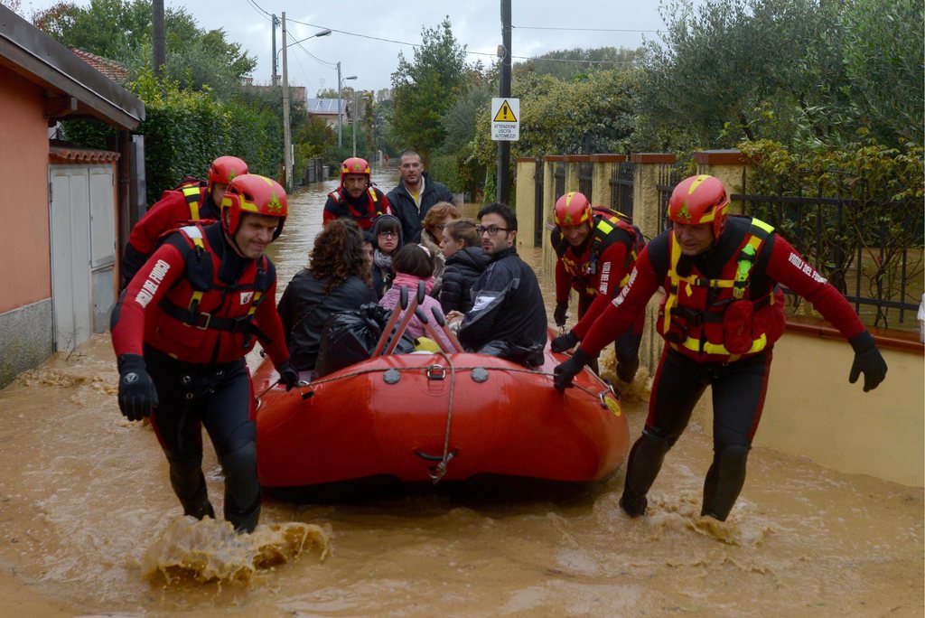 epa03466621 Rescue team evacuate residents from their homes after a flood in Massa, Tuscany, Italy, 11 November 2012. The flooding situation remains critical across Italy, some areas of Pisa are without electricity after intense rainfall overnight.  EPA/RICCARDO DALLE LUCHE