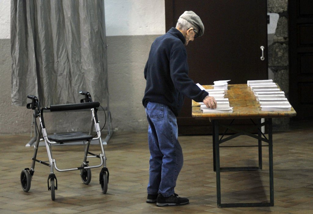 epa03485993 An elderly voter leaves his walking frame standing aside to pick up voting paper at a polling station in Castello d'Empuries, Girona, Catalonia, northeastern Spain, 25 November 2012. Some 5,4 million Catalonian residents are called to vote in the regional election.  EPA/ROBIN TOWNSEND