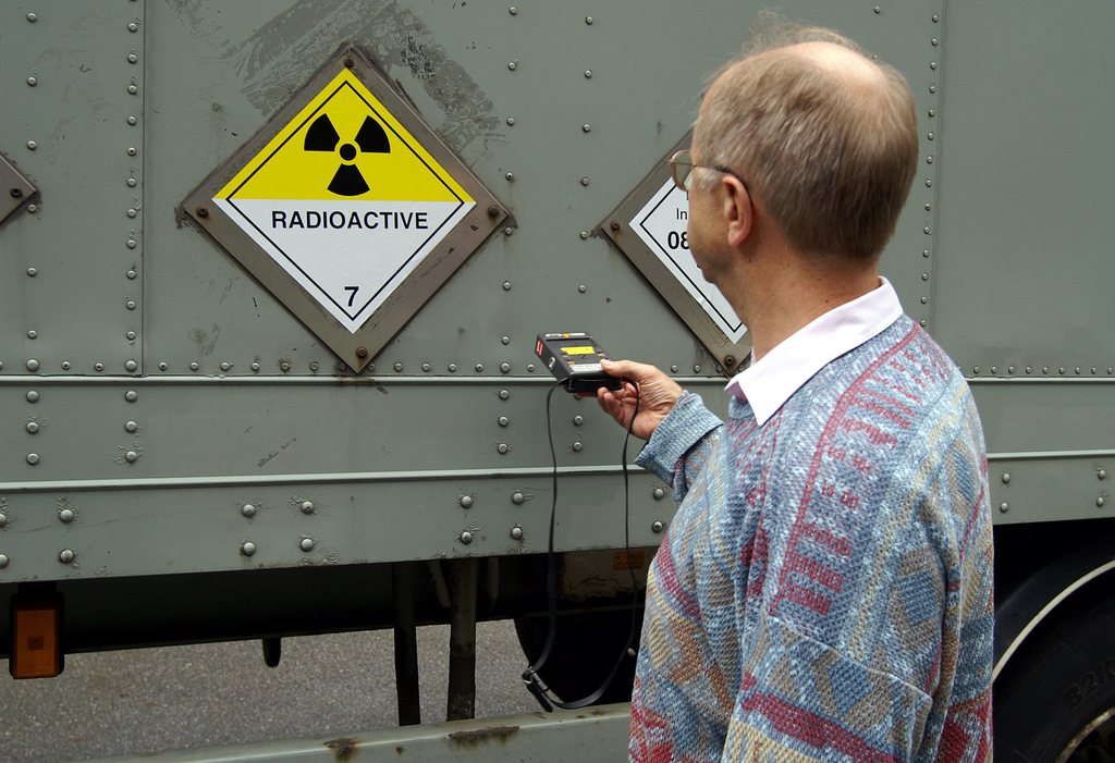 Am Donnerstag, 22. September 2005, wurde am Zoll von Gondo ein in England immatrikulierter Lastwagen angehalten. Bei einer Strahlenmessung wurde eine radioaktive Strahlung von 300 mSv registriert. Der Lastwagen transportierte auf drei Paletten radioaktive medizinische Gueter zur Weiterverarbeitung. In Zusammenarbeit mit dem Zoll und der Feuerwehr von Gondo wurde die Umgebung in einem Umkreis von 300 Meter abgesperrt. Die Einsatzzentrale der Kapo Wallis informierte umgehend den kantonalen Chemieexperten, die nationale Alarmzentrale (NAZ) und die Werksfeuerwehr der Lonza in Visp. Die Experten der nationalen Alarmzentrale begaben sich auf Platz und kontrollierten die. Gegen 15'30 Uhr konnte der Lenker seine Fahrt fortsetzen. Fuer die Bevoelkerung in Gondo und fuer die Verkehrsteilnehmer welche den Lastwagen kreuzten oder hinterher fuhren, sowie fuer die Beamten im Einsatz, bestand zu keiner Zeit Gefahr, einer gesundheitsschaedigenden radioaktiven Strahlung ausgesetzt zu sein. (KEYSTONE/Kantonspolizei Wallis)