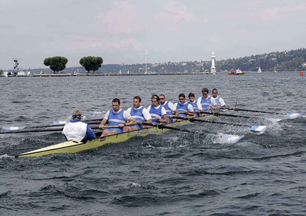 Un equipage masculin d'aviron, en huit avec barreur, rame pendant un run de qualification dans la rade de Geneve, lors du 1er aviron speed cup, ce dimanche 6 aout 2006 a Geneve. (KEYSTONE/Salvatore Di Nolfi)