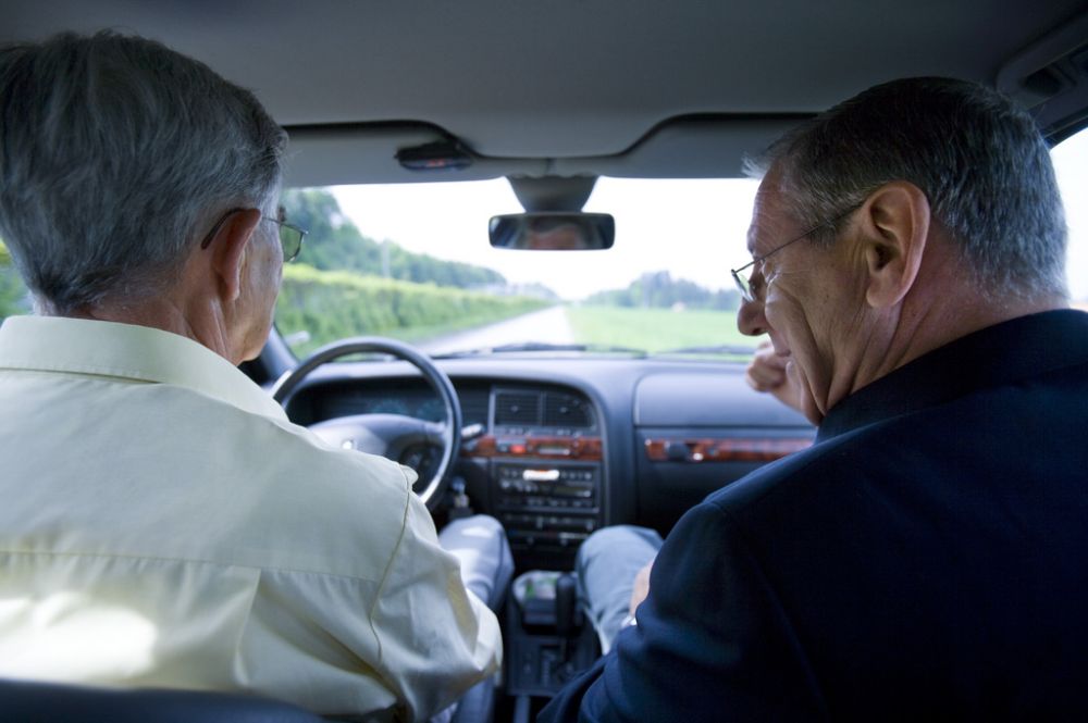 A so-called driving advisor, right, talks to a 83-year-old senior, left, during a road test in Muenchenbuchsee, Switzerland, pictured on May 15, 2008. The driving advising complements the mandatory study of the fitness to drive by a doctor. The driving advisor records the deficiencies and strengths of the senior's drivability and reviews individual precautions. (KEYSTONE/Gaetan Bally)

Ein sogenannter Fahrberater, rechts, unterhaelt sich waehrend der Testfahrt mit einem 83-jaehrigen Senior, aufgenommen am 15. Mai 2008 in Muenchenbuchsee, Schweiz. Die Fahrberatung ergaenzt die obligatorische Fahrtauglichkeitsuntersuchung durch einen Arzt. Der Fahrberater haelt waehrend der Fahrt Staerken und Schwaechen im Fahrverhalten des Probanden fest und bespricht mit ihm individuelle Vorsichtsmassnahmen. (KEYSTONE/Gaetan Bally)