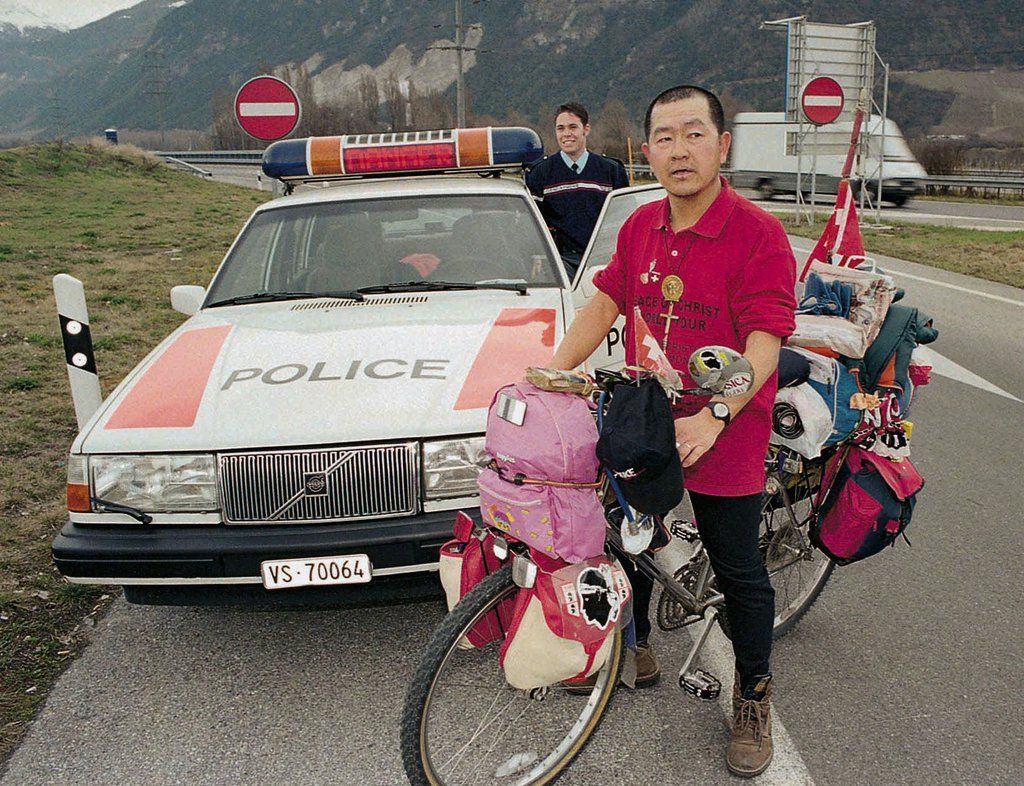En 1998, la Police valaisanne avait elle aussi intercepté un cycliste, qui roulait à vélo sur la bande d'arrêt d'urgence de l'autoroute N9.