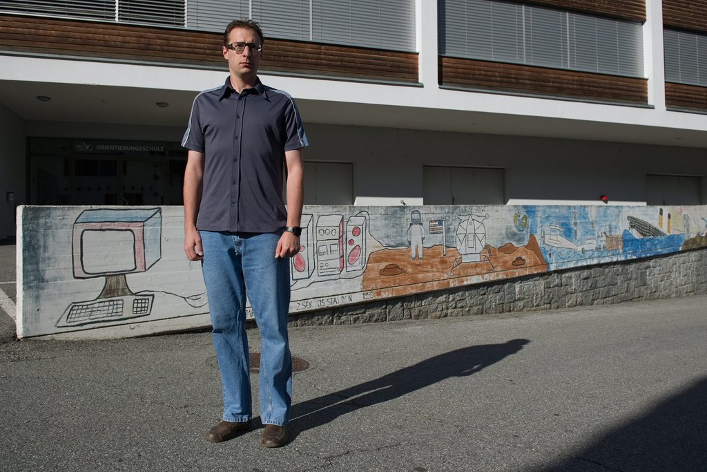 Valentin Abgottspon, enseignant du cycle d'orientation de Stalden pose pour le photographe devant son ecole suite a son licenciement pour avoir refuser de prendre un crucifix dans sa classe ce mardi 12 octobre 2010 a Stalden dans le Haut-Valais. (KEYSTONE/Jean-Christophe Bott)