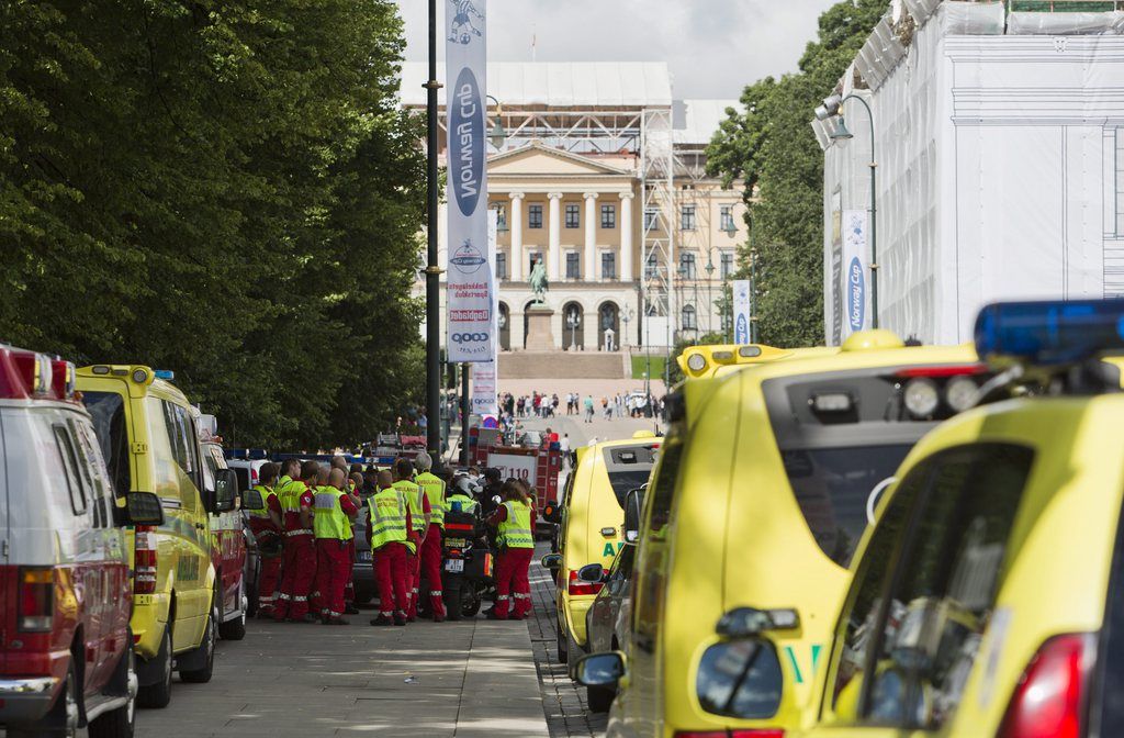 epa03328679 Police have blocked off the area around the castle after a suspicious object is found outside of the American Embassy in Oslo, Norway, 31 July 2012. Police  ordered the evacuation of buildings near the US embassy in the Norwegian capital, Oslo, after embassy staff spotted a suspicious object under a parked vehicle. The evacuation covered buildings within a 500-metre radius of the embassy and included the Royal Palace, though no one from the royal family was there, news agency NTB reported.  EPA/Fredrik Varfjell NORWAY OUT