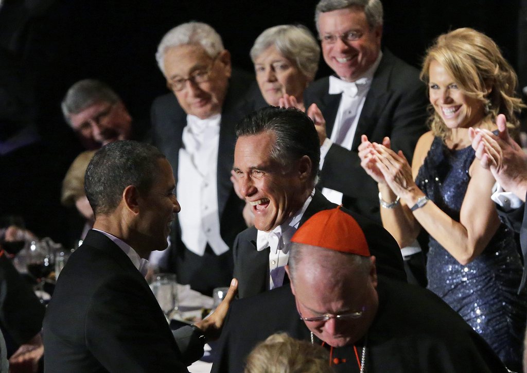 Barack Obama et Mitt Romney ont échangé quelques plaisanteries bon enfant lors du repas de soutien caritatif organisé par l'Archidiocèse de New York jeudi soir. L'ex-Secrétaire d'Etat Henry Kissinger (2e à g.) était aussi présent.
