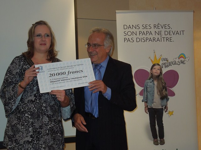 Bénédicte Eissa, présidente de l'association Objectif vaincre l'autisme reçoit un chèque de 20000 francs pour son association.
