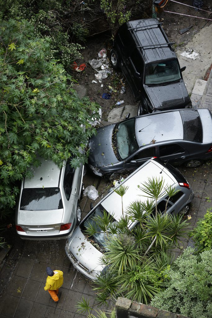 Les fortes pluies qui se sont abattues sur Buenos Aires lundi ont fait deux morts et provoqué le chaos.