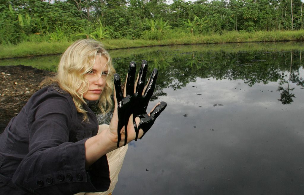 L'actrice américaine Daryl Hannah montre sa main couverte de pétrole dans la région équatorienne touchée par la pollution de Texaco.