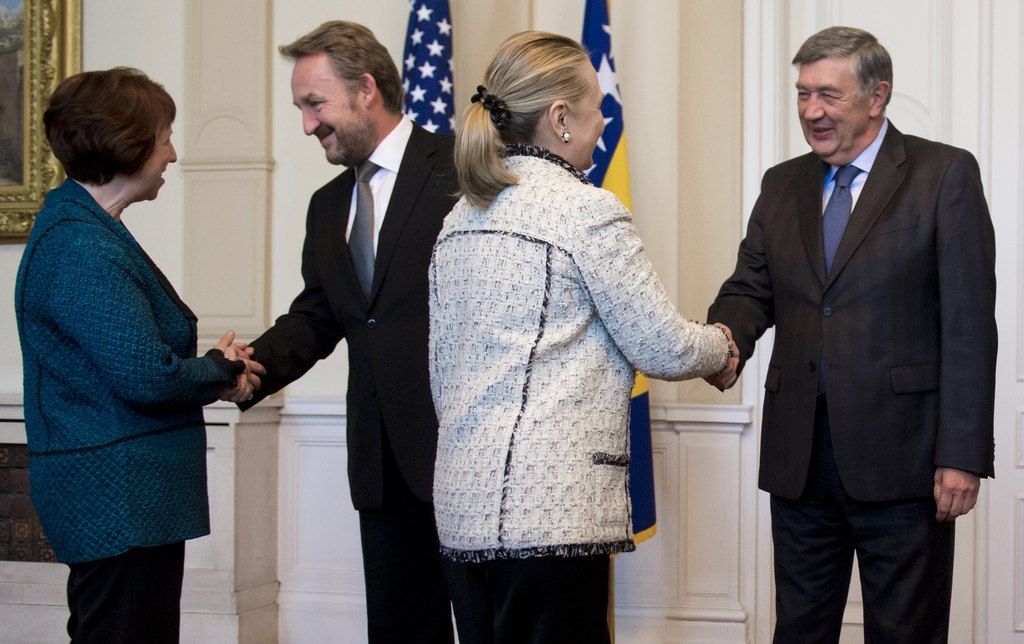 La secrétaire d'Etat américaine Hillary Clinton, de dos à droite, et la haute représentante de l'UE pour les affaires étrangères Catherine Ashton, à gauche,  saluent les autorités bosniennes.