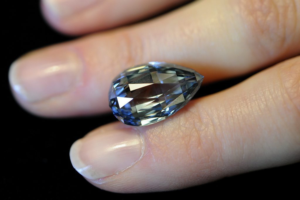 Hier soir, le clou de la vente de Sotheby's a été un très rare diamant bleu, de taille briolette, pesant plus de 10 carats, qui a été adjugé à 10,274 millions de francs suisses.