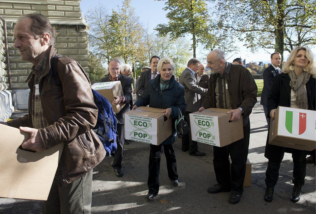 Les membres de l'association déposent les cartons avec les signatures à Berne. 