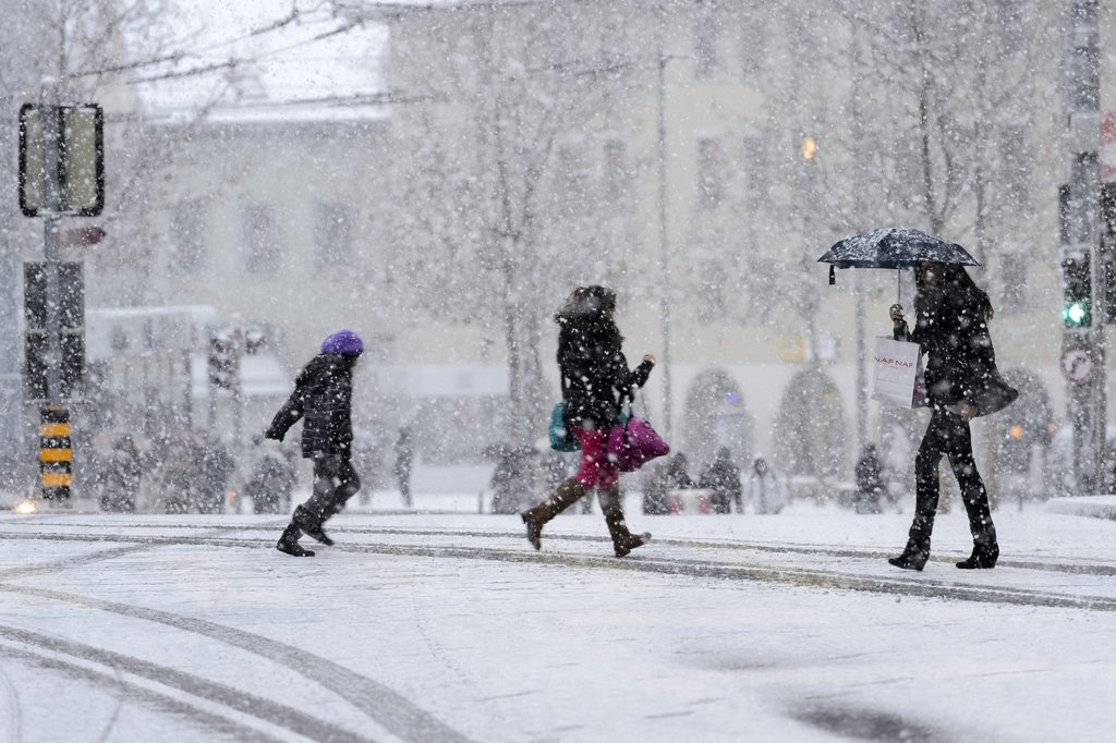 Les météorologues avaient prévu des chutes de neige à  partir de 10 heures ce vendredi 7 décembre. Ils auraient pu faire le top chrono. Il neige sur le canton de Vaud.
