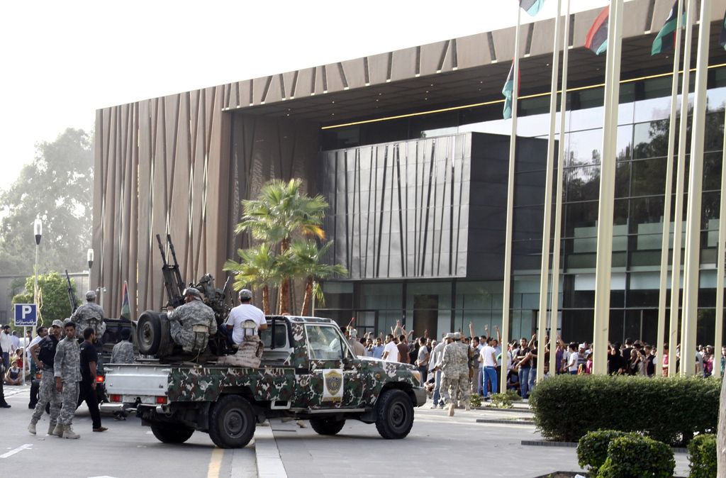 Des 4x4 et des pick-up avec de l'artillerie devant le parlement libyen. 