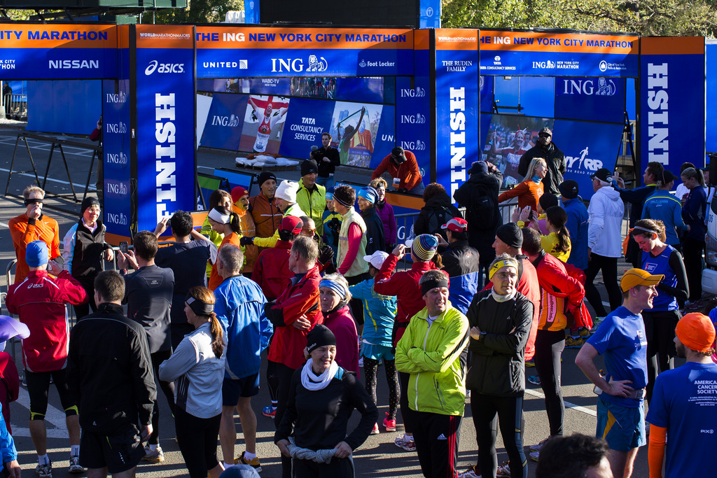 En geste de solidarité aux victimes de l'ouragan Sandy, des milliers de marathoniens ont couru à New York en dépit de l'annulation du Marathon. 
