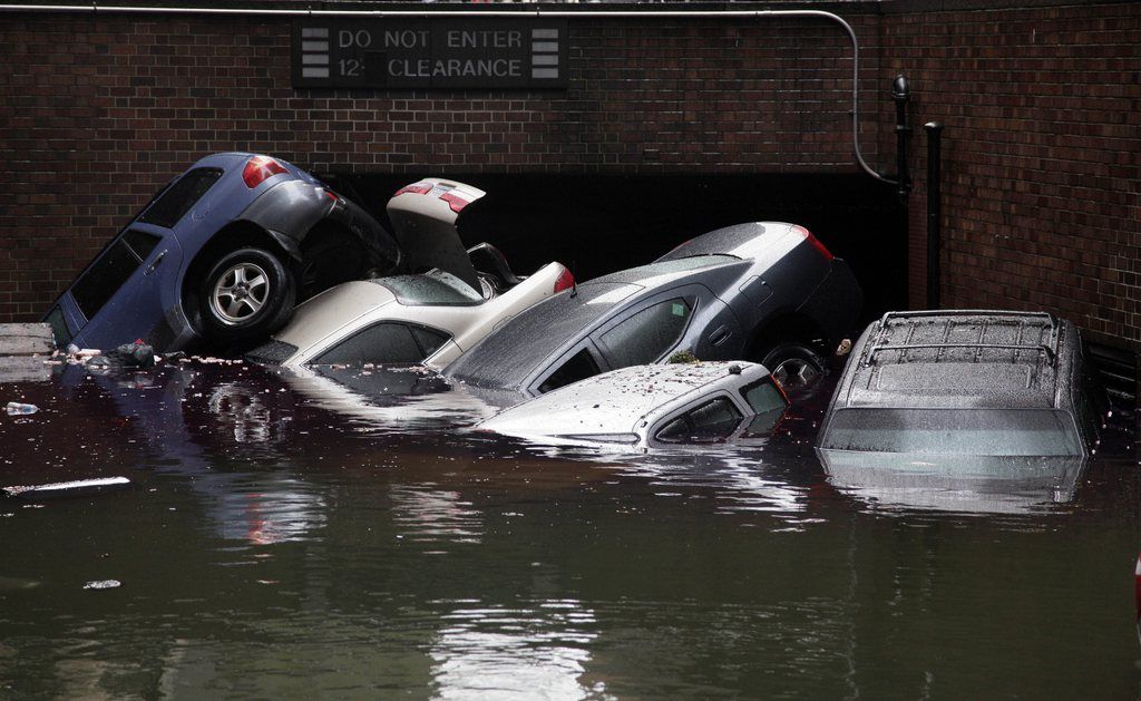 Les voitures flottent au cur du quartier financier de New York. 