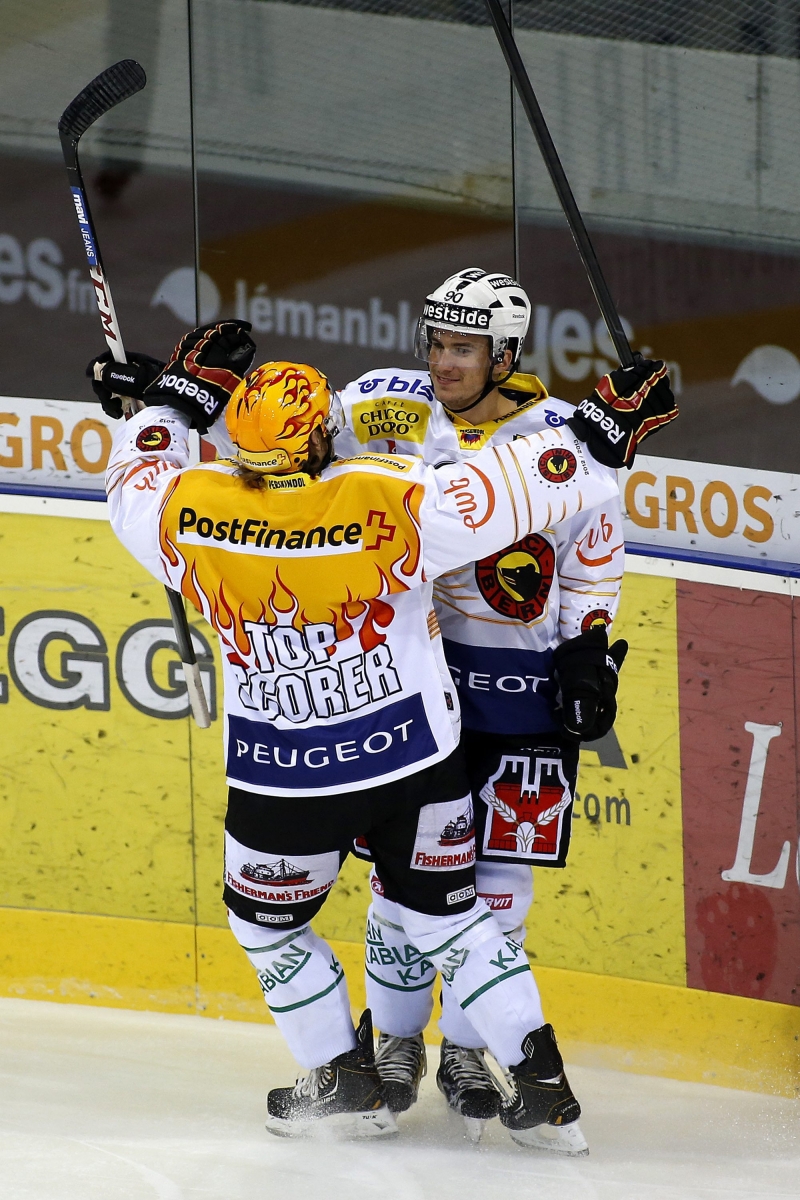 Bern's Roman Josi, right, celebrates his goal with teammate Byron Ritchie, of Canada, left, after scored the 0:1, during the game of National League A (NLA) Swiss Championship between Geneve-Servette HC and SC Bern, at the ice stadium Les Vernets, in Geneva, Switzerland, Tuesday, December 4, 2012. (KEYSTONE/Salvatore Di Nolfi)