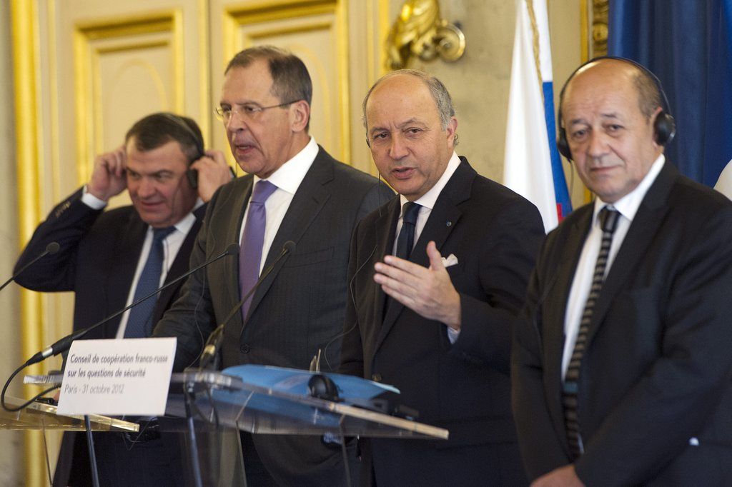 Au centre, de gauche à droite: Serguei Lavrov des Affaires étrangères russes et son homologue Laurent Fabius.