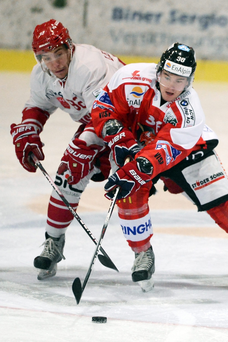 Le joueur valaisan Samuel Keller, droite, se bat avec le vaudois Vincent Le Coultre, gauche, lors du match de LNB du championnat Suisse de hockey sur glace, entre le EHC Visp et le Lausanne HC, ce mardi 13 novembre 2012 a la patinoire Litternahalle a Viege. (KEYSTONE/Olivier Maire)