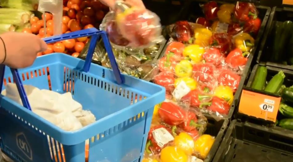 Cette action pacifiste vise à sensibiliser les consommateurs à l'utilisation abusive de plastique dans les supermarchés. (illustration)