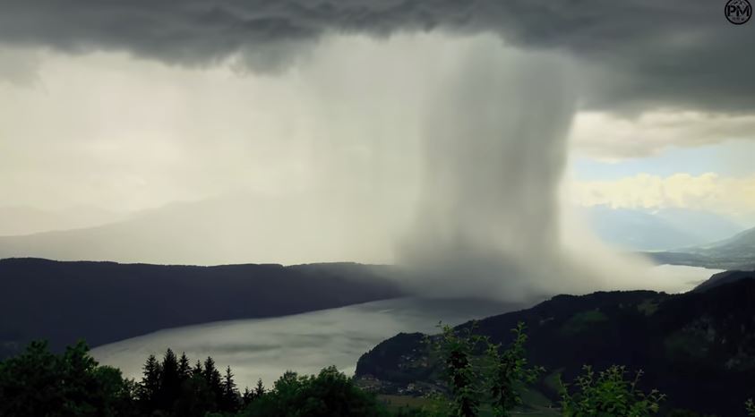 Le déluge a donné naissance à une impressionnante colonne d'eau.