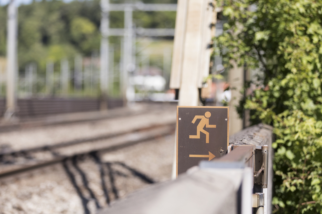 La raison pour laquelle l'homme s'est retrouvé sur les rails n'est pas encore connue.