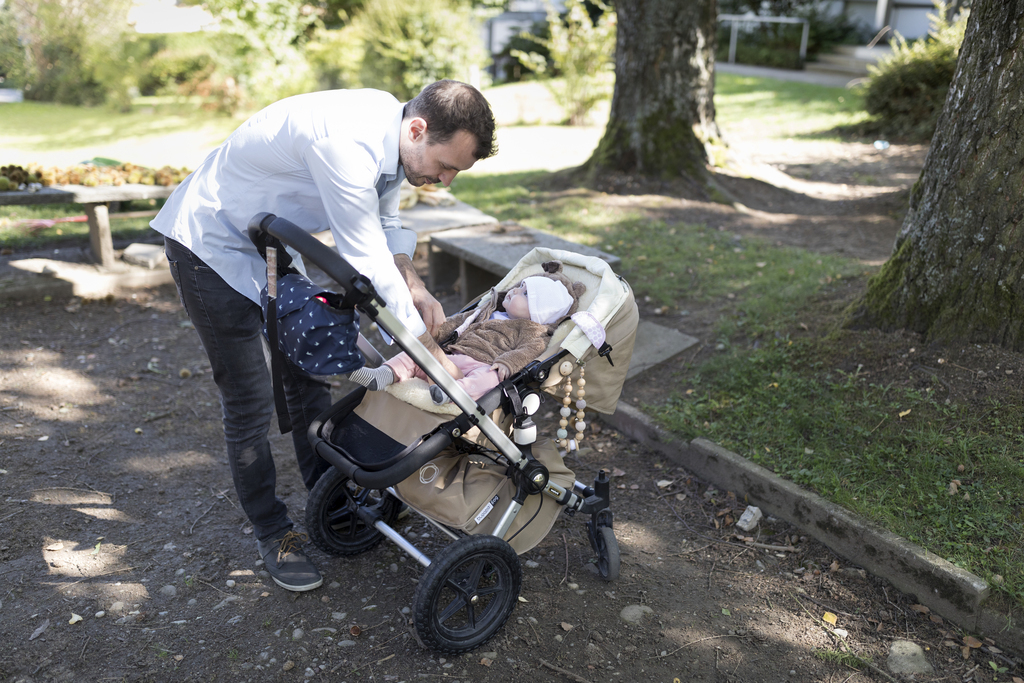 A la place des 14 semaines de congé maternité actuelles, le PLR propose 16 semaines de congé parental à partager entre les conjoints.