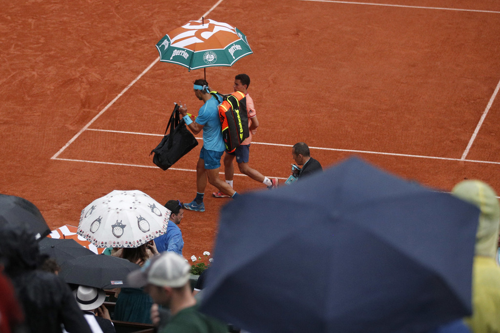 Les matches, dont celui du décuple vainqueur du tournoi Rafael Nadal sur le Central, ont été interrompus en raison de la pluie en début de soirée et reportés à mardi.