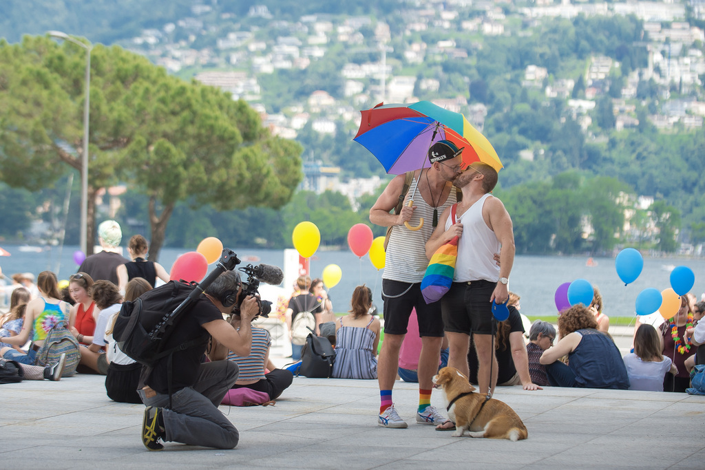 La manifestation promeut la tolérance envers les personnes LGBT.