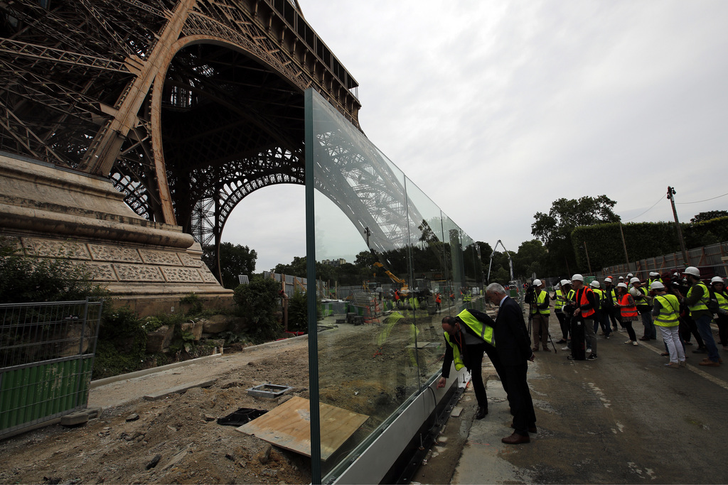 Le mur, haut de trois mètres, doit empêcher les balles de passer. 