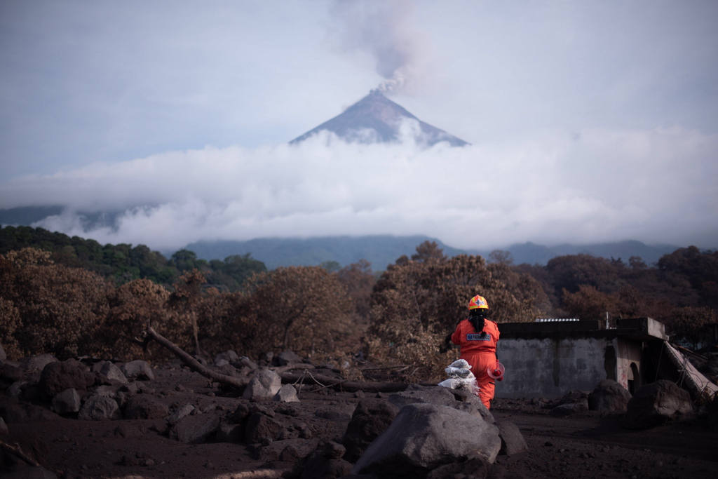 Le volcan de feu enregistre chaque jour entre 5 et 7 explosions faibles à modérées qui expulsent des cendres à environ mille mètres au-dessus du cratère et provoquent des glissements de boue et des sédiments volcaniques.