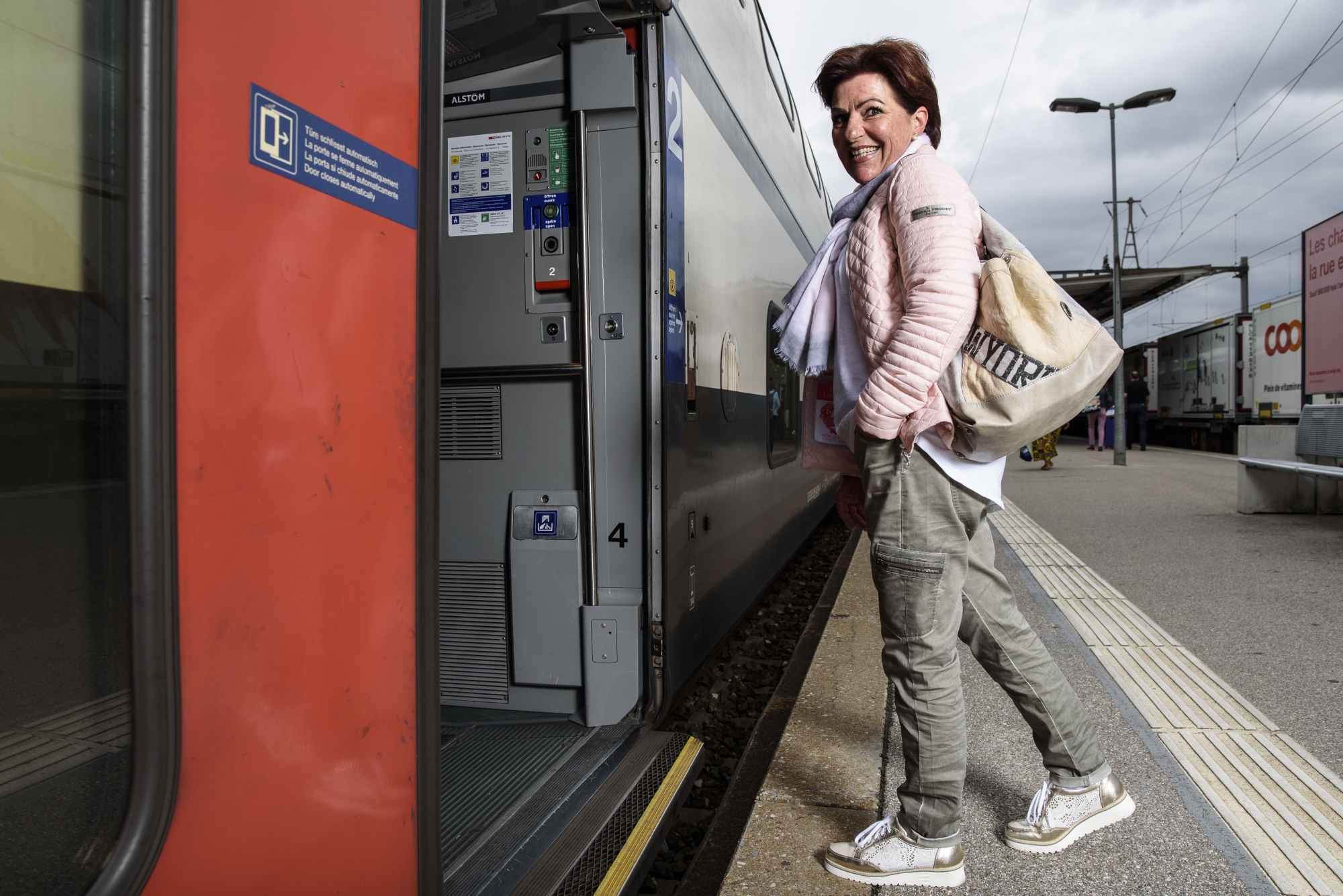 Depuis 22 ans, la voix de Carole Félix accompagne les voyageurs dans les trains romands des CFF.