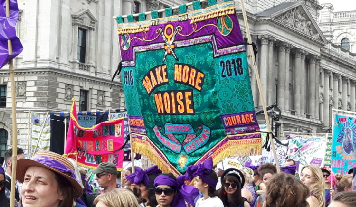 Les participantes se sont parées de vert, blanc ou violet, les couleurs des suffragettes, portant parfois des vêtements inspirés de la mode du début du XXe siècle.