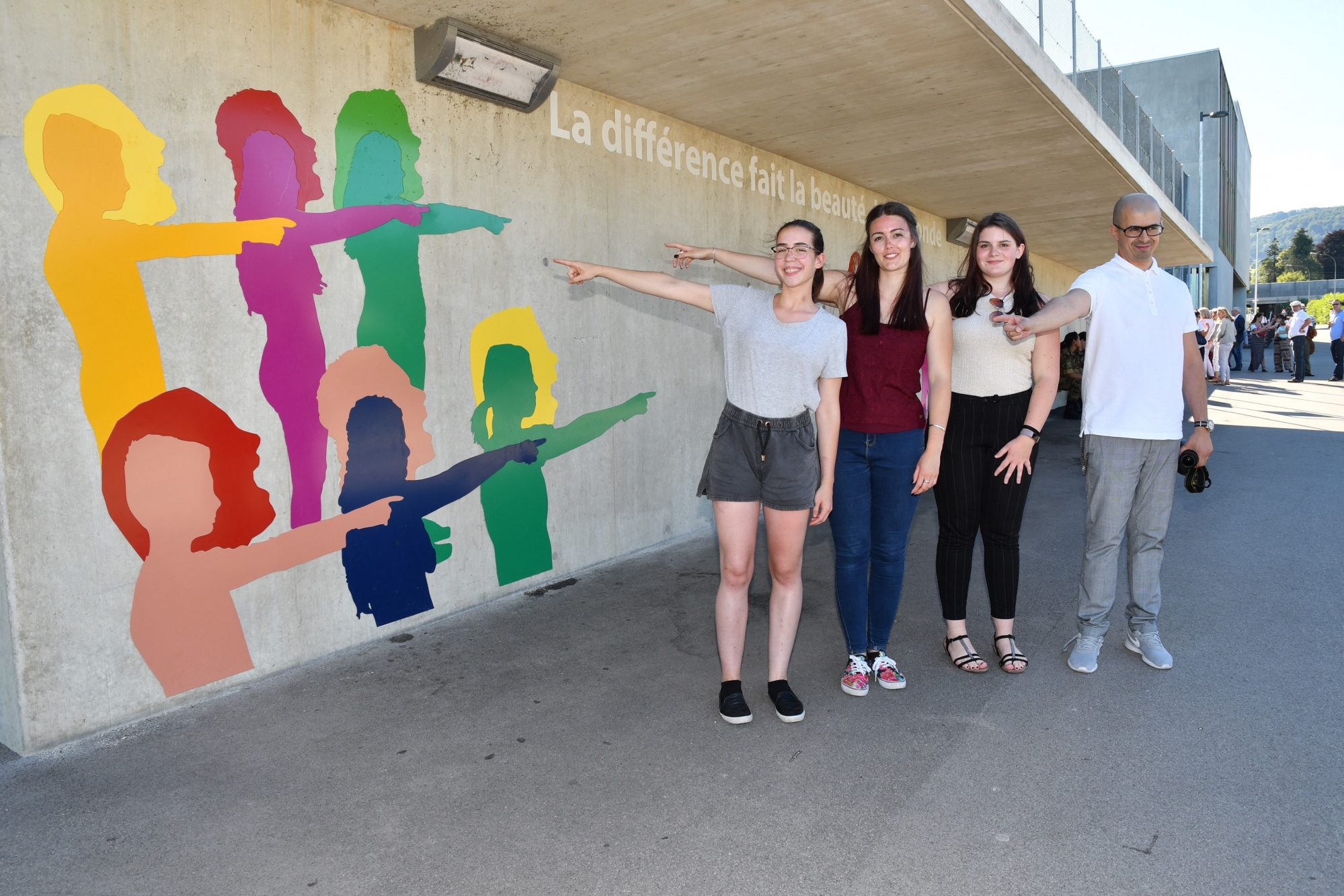 Il a fallu deux ans à Elodie Cid, Maude Chevalley et Mélissa Carayol pour penser, obtenir les différentes autorisations et réaliser leurs silhouettes et celles de leurs camarades qui ont été  fabriquée en métal galvanisé et thermolaqué par l’entreprise rolloise Iselé construction métallique. Le projet a été soutenu par Lakdar Amamra, animateur responsable du centre le Sésame.