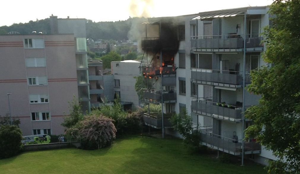 Le feu a pris sur un balcon et causé des dégâts pour plusieurs dizaines de milliers de francs.