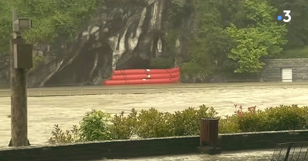 La fameuse grotte de la vierge Marie est envahie par les eaux mercredi.