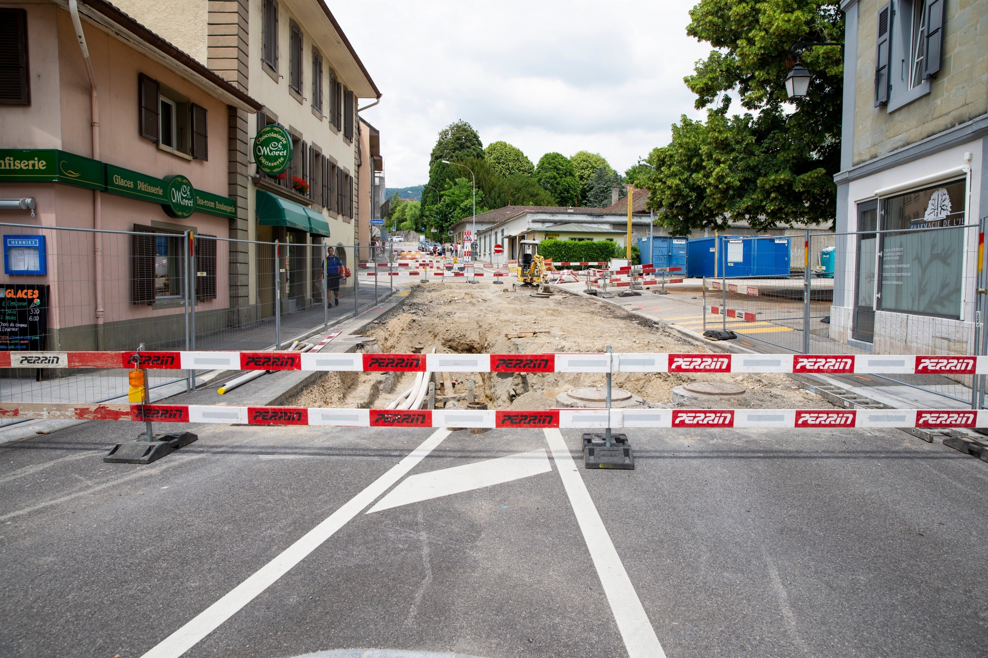 Les travaux à l'avenue du Temple ont débuté, bouleversant le stationnement en ville de Rolle.