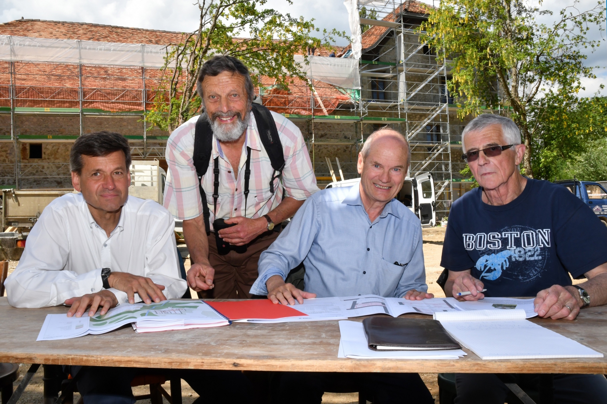Nicolas Delachaux, Florian Meier, Christian Bovay et Georges Richard planchent sur les travaux de la ferme du Bois de Chênes depuis août 2017. 