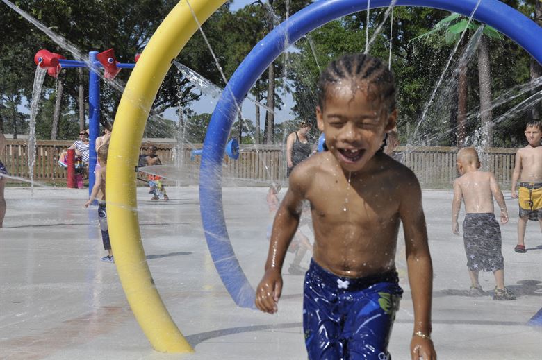 Les jeux d'eau sont un bon moyen de préserver les enfants des coups de chaleur. (illustration)