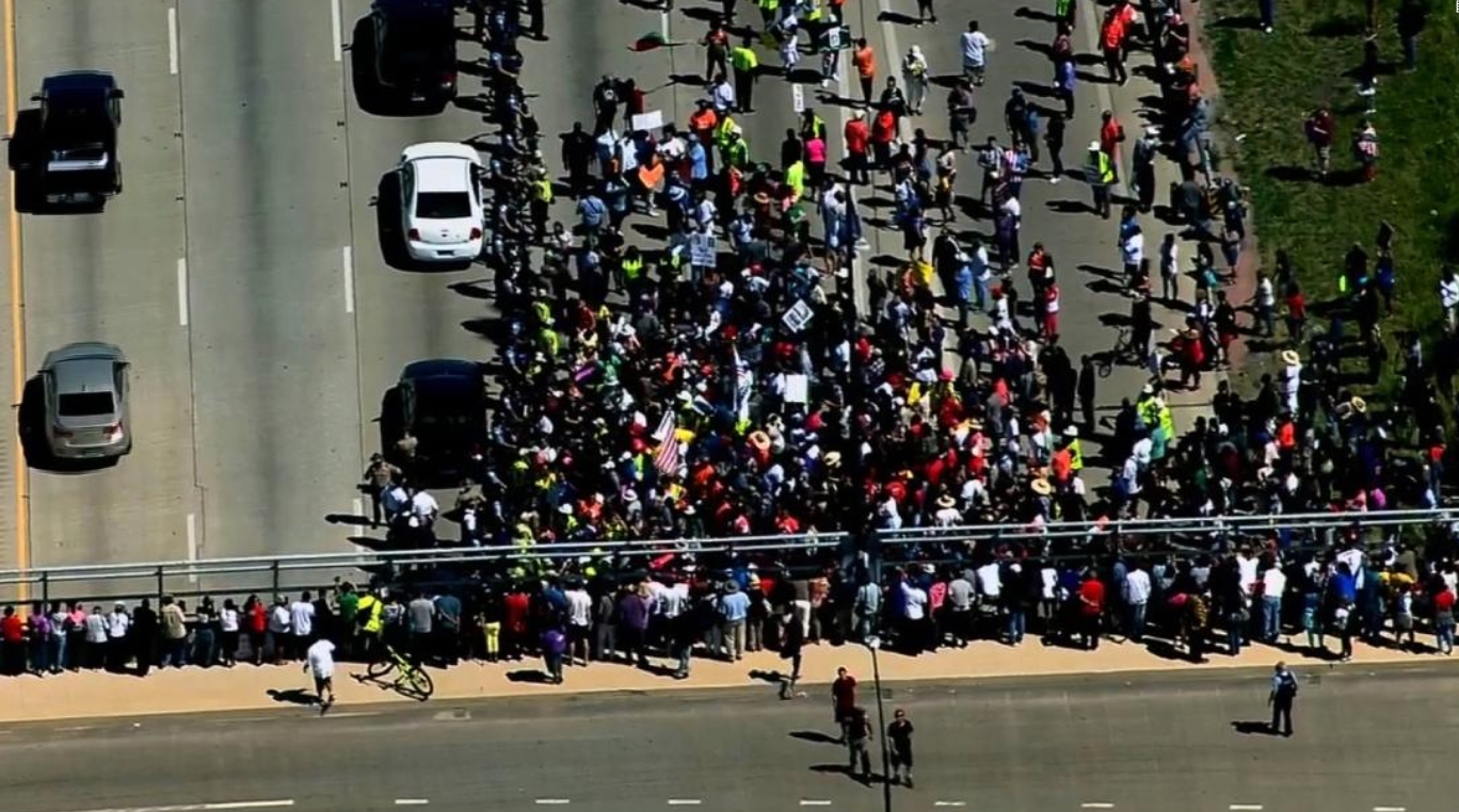 Les manifestants ont bloqué une partie de l'autoroute pendant près d'une heure.