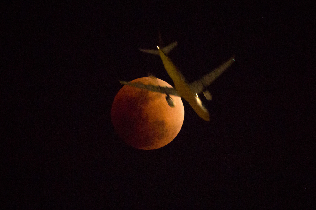 Notre satellite restera visible, mais il brillera d'une lueur rougeâtre, étant éclairé de manière diffuse par les rayons du soleil filtrés par l'atmosphère terrestre. C'est la Lune rousse.