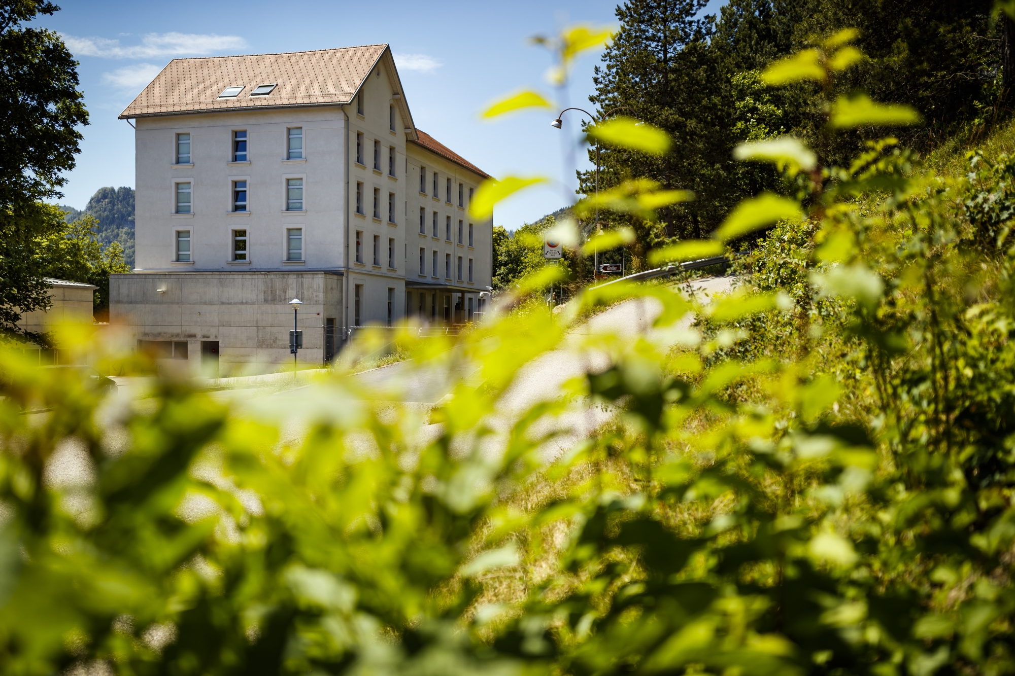 Le centre d'enregistrement et de procédure (CEP) de Vallorbe est photographie avant une conférence de presse au sujet de la planification des emplacements des centres fédéraux pour requérants d'asile en Suisse romande, ce jeudi 28 juin 2018 à Vallorbe.