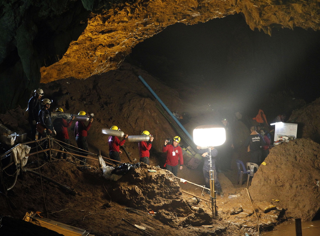 Les secouristes tentaient dimanche de pénétrer plus profondément dans la grotte, l'une des plus grandes de Thaïlande, avec un réseau de plus de dix kilomètres.