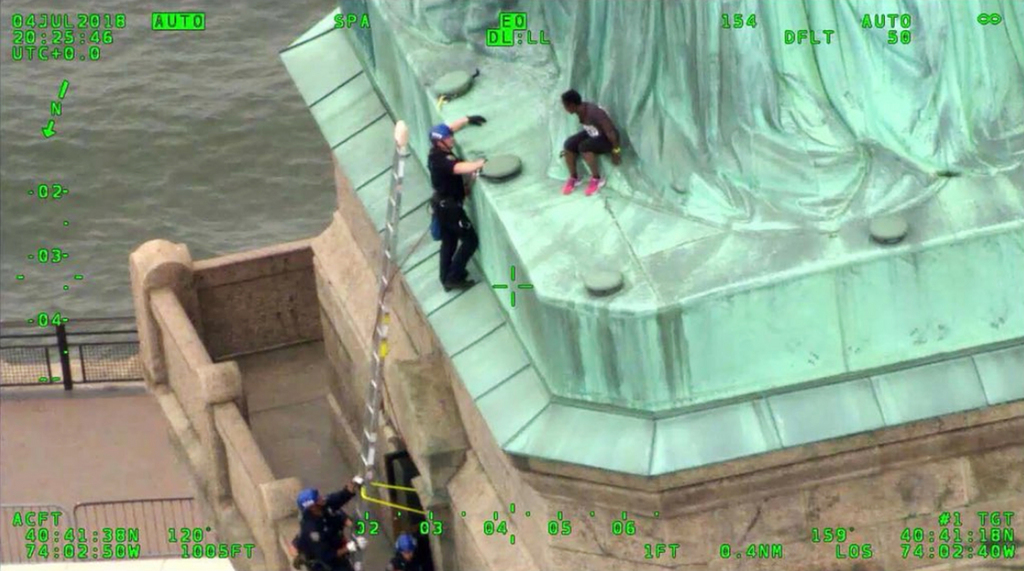 La femme de 44 ans est parvenue à se hisser jusqu'au piédestal de la Statue de la Liberté pour protester contre la politique migratoire de Trump.