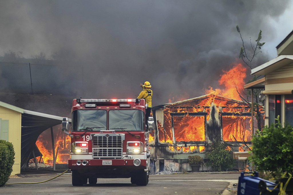 La canicule et le vent rendent les opérations difficiles pour les sapeurs. Ici à Alpine, en Californie.