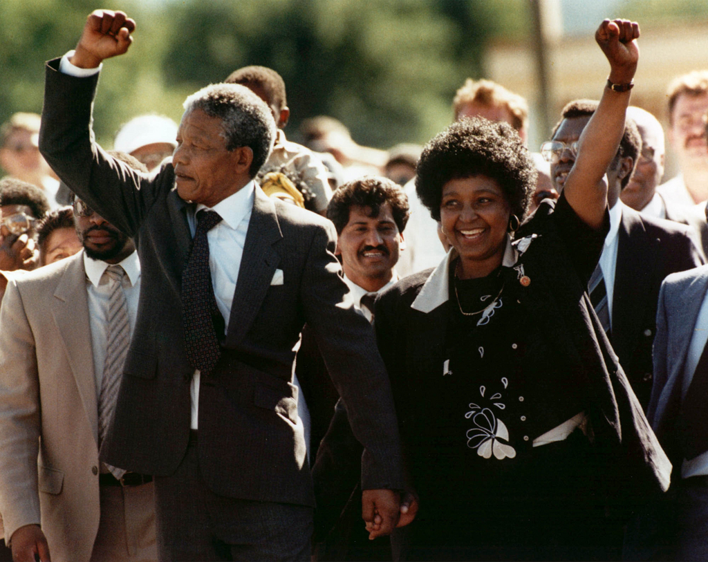 Nelson Mandela était surveillé par le FBI même après sa libération. (AP Photo)