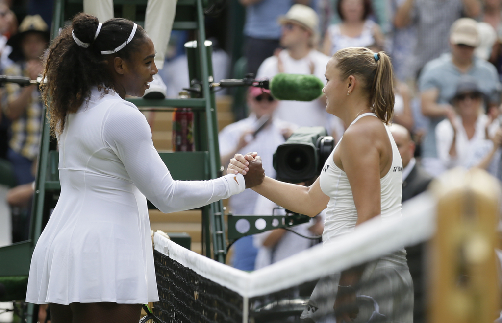 Serena Williams (no 25) poursuit sa marche en avant à Wimbledon.