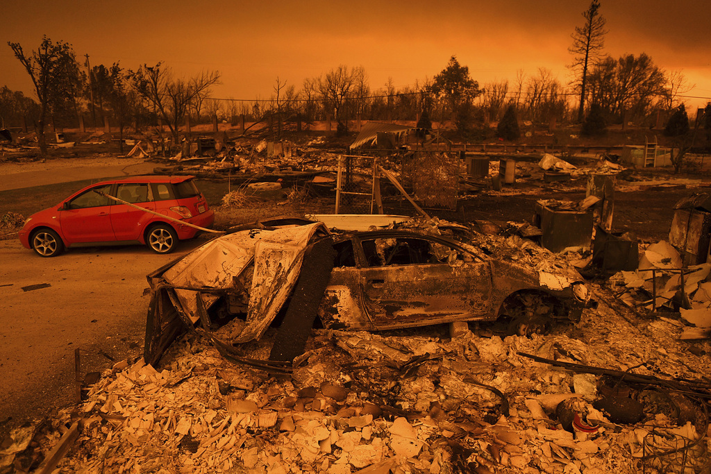 "Plus de 1300 pompiers se battent contre le feu 'Cranston', qui a détruit cinq maisons et a entraîné la fermeture de routes et l'évacuation d'environ 7000 personnes", a indiqué le service national des forêts.